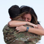 Esposa de militar, abrazo amoroso