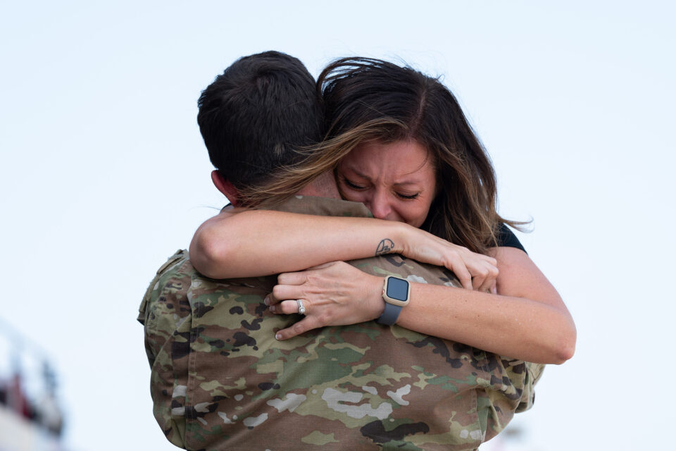 Esposa de militar, abrazo amoroso