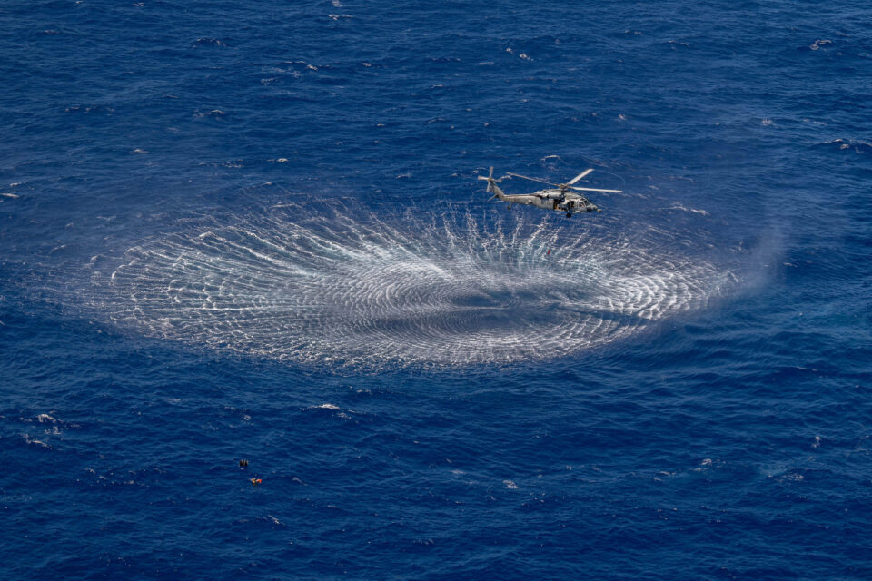 Entrenamiento de helicóptero Un MH-60S Sea Hawk de la Armada sobrevuela el Mar de Filipinas durante el entrenamiento, el 24 de octubre de 2023.