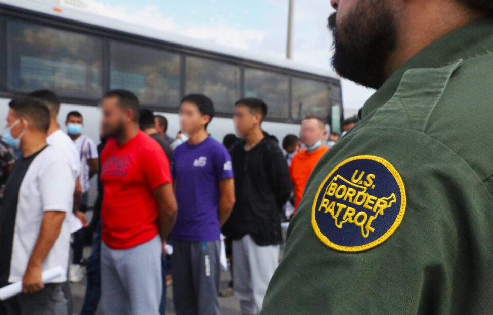 Expulsion de personas ilegales a la frontera de Estados Unidos