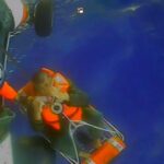 Guardia Costera rescata a 4 canadienses de un catamarán volcado a 150 millas de la costa de Carolina del Norte