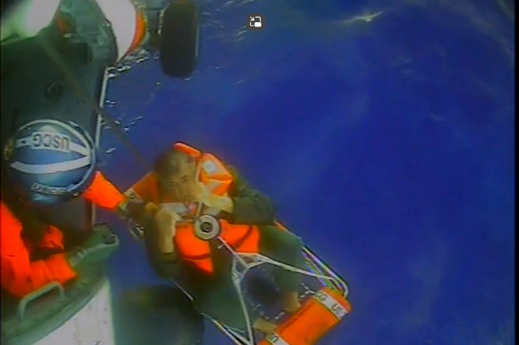 Guardia Costera rescata a 4 canadienses de un catamarán volcado a 150 millas de la costa de Carolina del Norte